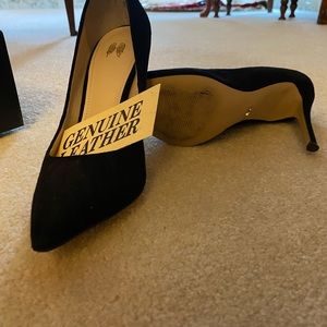 Size 8. Black leather pumps